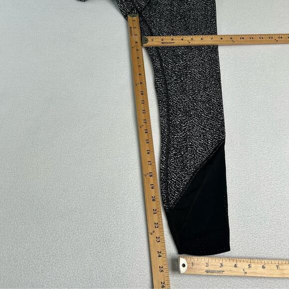 Lululemon Women's Size 6 Wunder Under Crop Luon Ripple Jacquard Black White - Picture 6 of 6